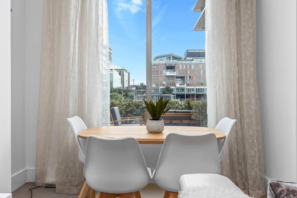 Апартаменты Elegant & Sunny Living With Stunning Marina Views Окленд Экстерьер фото