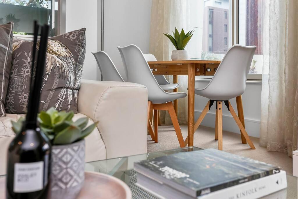Апартаменты Elegant & Sunny Living With Stunning Marina Views Окленд Экстерьер фото